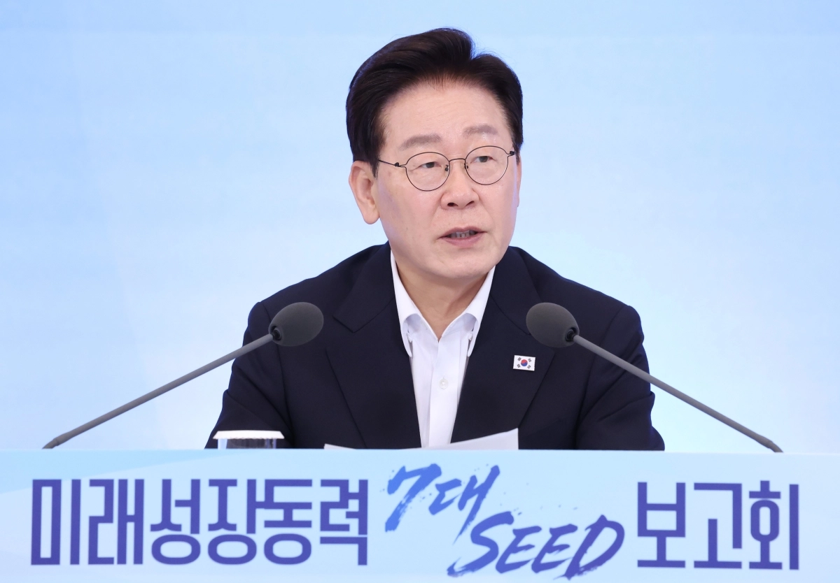 이재명 대통령이 12일 청와대에서 열린 미래성장동력 ‘7대 SEED’ 보고회에서 발언하고 있다. 2026.8.12 [청와대통신사진기자단]