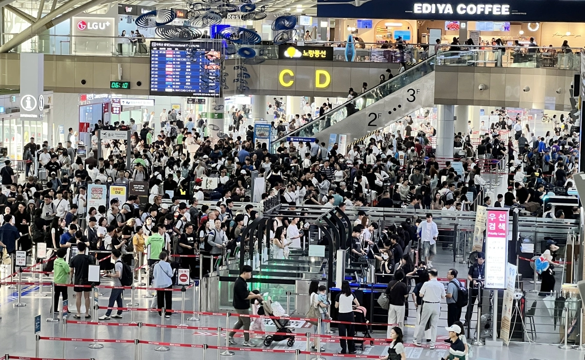 지난달 31일 휴가철을 맞아 부산 김해공항 국제선 청사에 해외로 떠나는 관광객들이 몰려 북새통을 이루고 있다. 뉴시스