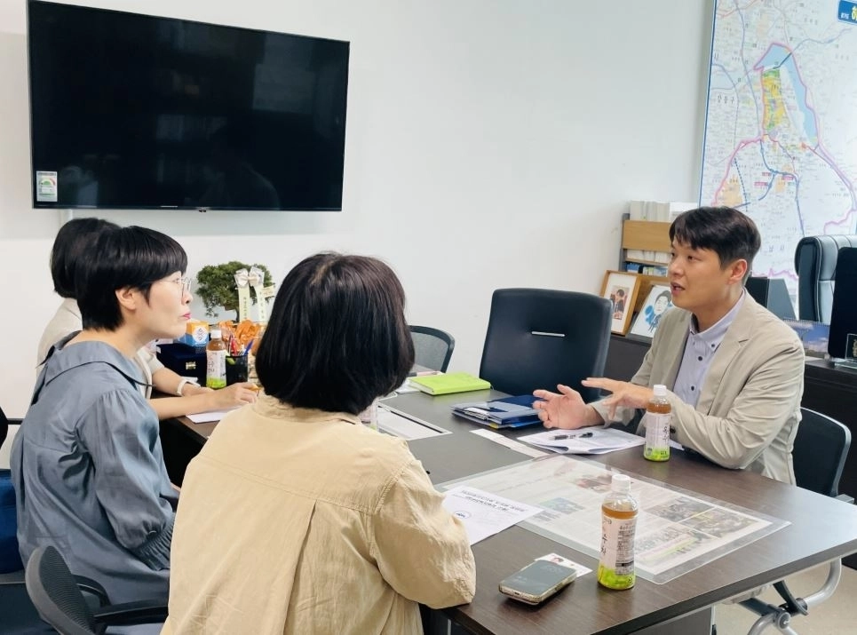 ▲ 지난 10일 하남시청 평생교육과와 만나 하남교육지원청 분리·신설 추진 준비 상황을 점검한 오지훈 의원(사진=경기도의회)