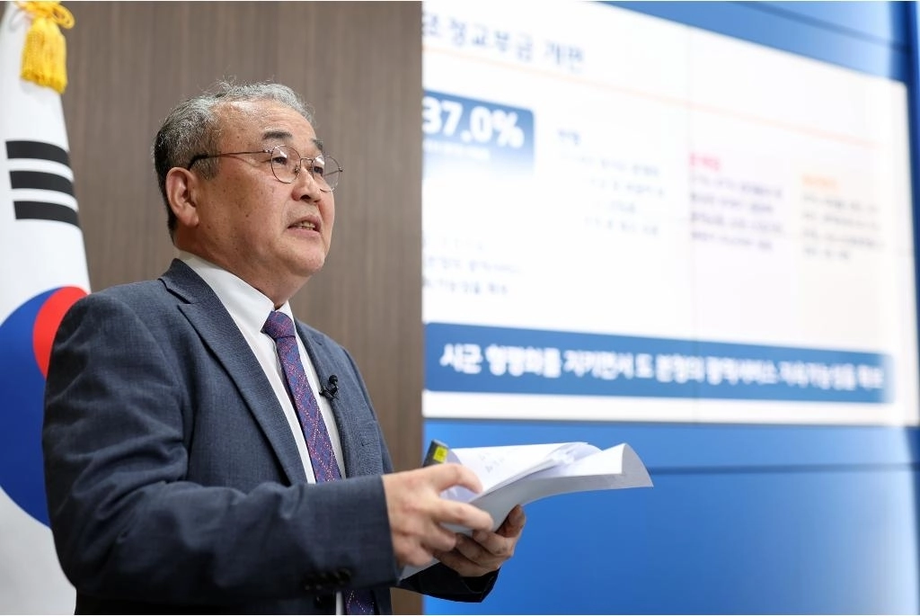 경기도 재정혁신TF 공동위원장인 조임곤 경기대학교 교수가 12일 도청 브리핑룸에서 TF 활동 결과와 지방재정 분권 로드맵을 발표하고 있다. 경기도 제공