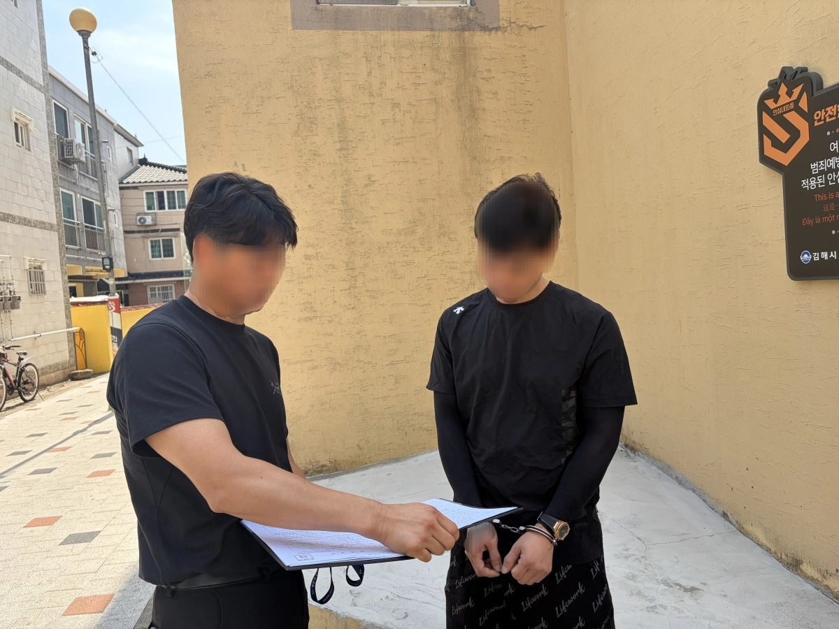 제주 무사증(무비자) 제도를 악용해 제주에 들어온 뒤 화물차에 숨어 화물선을 타고 육지로 빠져나가도록 도운 불법이동 알선 일당이 해경에 붙잡혔다. 사진은 체포영장 집행 모습. 제주해양경찰서 제공