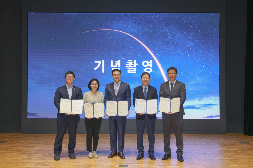 지난달 21일 한양대학교 ERICA에서 열린 ‘ERICA-SPACE 협의체 발족식’에서 한양대학교 ERICA와 비츠로넥스텍, 한양이엔지, 무인탐사연구소, 페리지에어로스페이스 관계자들이 공동연구 및 전문인력 양성을 위한 업무협약 체결 후 기념촬영을 하고 있다. 한양대 제공