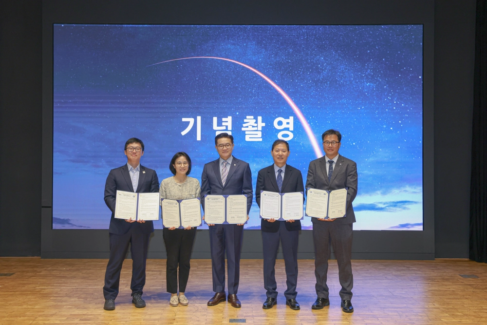 지난달 21일 한양대학교 ERICA에서 열린 ‘ERICA-SPACE 협의체 발족식’에서 한양대학교 ERICA와 비츠로넥스텍, 한양이엔지, 무인탐사연구소, 페리지에어로스페이스 관계자들이 공동연구 및 전문인력 양성을 위한 업무협약 체결 후 기념촬영을 하고 있다. 한양대 제공