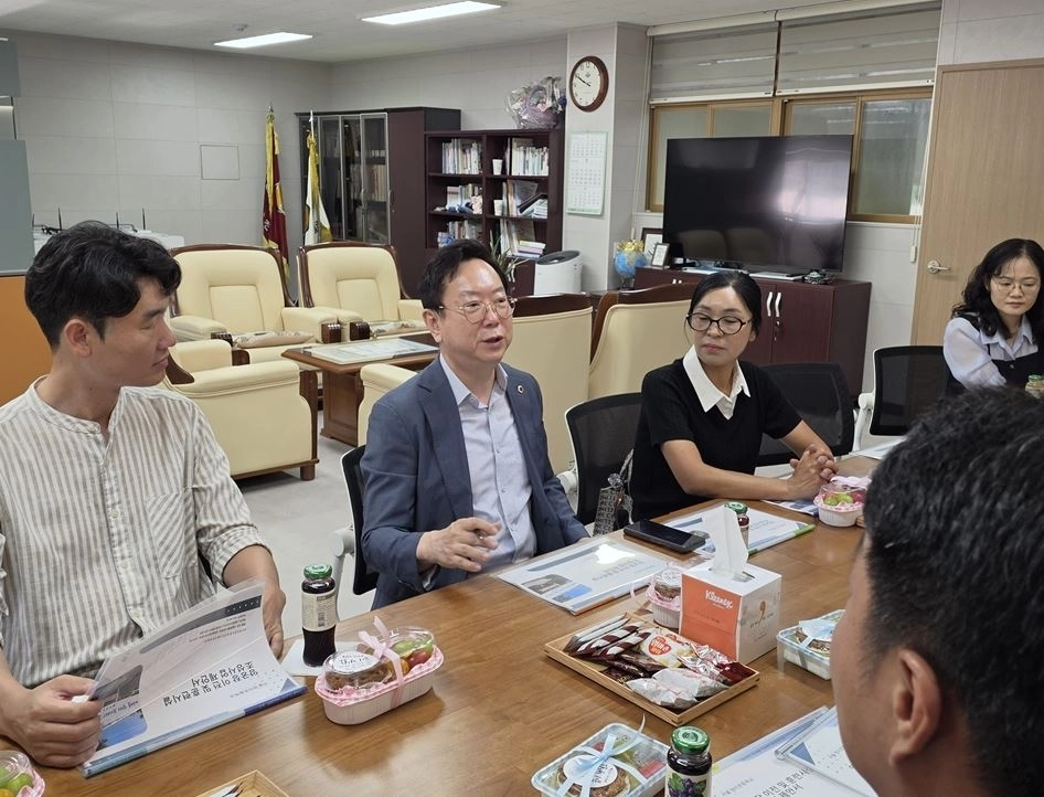 지난 7일 방이초 양궁부 학부모 간담회를 개최한 김광철 의원. 서울시의회 제공