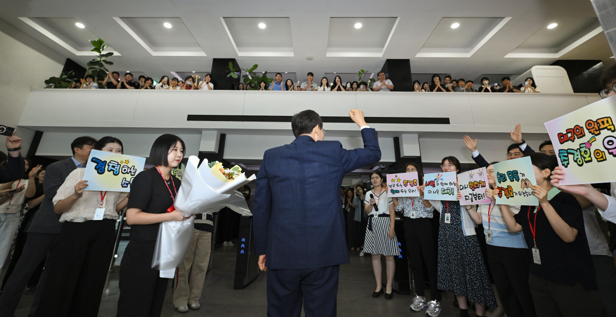 추경호 대구시장이 취임 첫 날인 지난달 1일 시청 산격청사로 들어서자 공무원들이 환영하고 있다. 대구시 제공