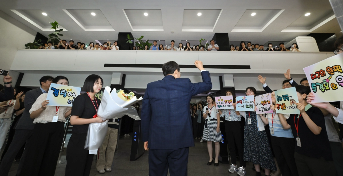 추경호 대구시장이 취임 첫 날인 지난달 1일 시청 산격청사로 들어서자 공무원들이 환영하고 있다. 대구시 제공