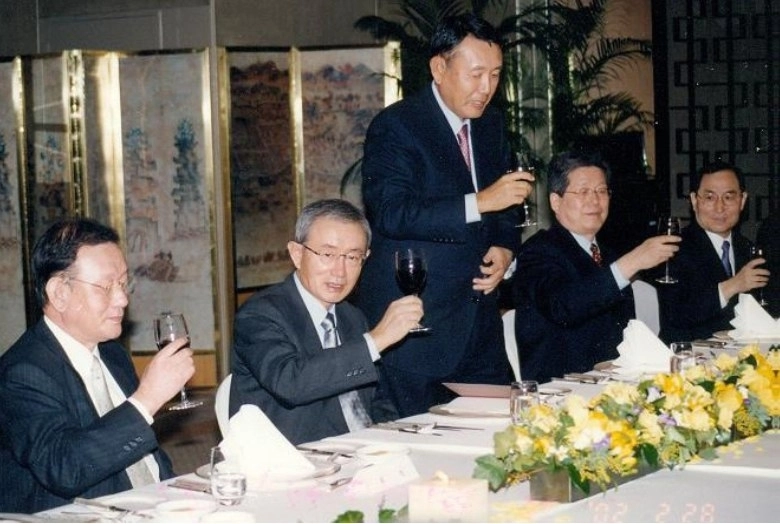 2002년 2월 열린 고려아연 명예회장, 회장, 부회장 이취임식(왼쪽부터 최창영 명예회장, 故최창걸 명예회장, 최창근 명예회장) 서울신문 DB