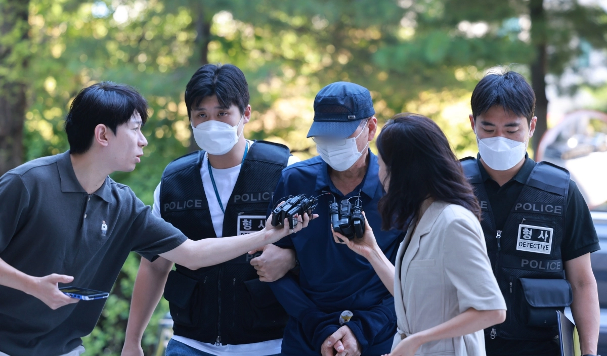 20대 지적장애인 여성을 수차례 성폭행한 혐의로 구속영장이 청구된 60대 A씨가 12일 오후 구속 전 피의자 심문(영장실질심사)을 받기 위해 인천지법으로 들어서고 있다. 2026.8.12 연합뉴스
