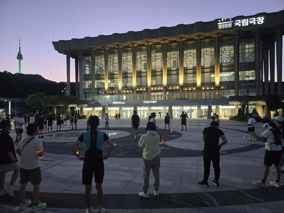 지난달 서울 중구 국립극장 앞에서 진행된 일일 강좌 ‘러닝의 정석’. 중구 제공