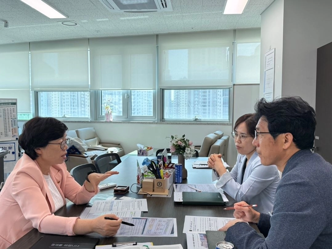 ▲ 지난 7일 조영선 공동주택정책팀장, 구자호 공동주택기술지원팀장 등 경기도 관계 공무원들과 간담회를 연 박옥분 의원(사진=경기도의회)