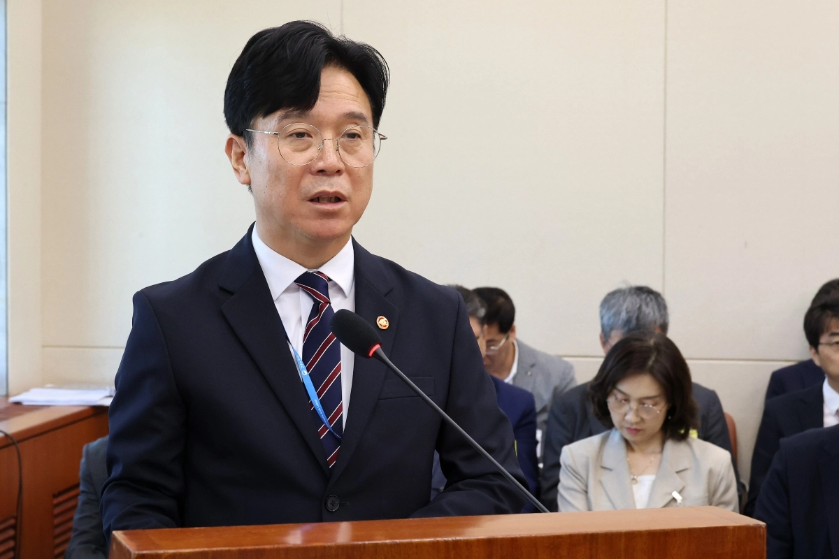 김영훈 고용노동부 장관이 12일 국회 기후에너지환경노동위원회 전체회의에서 업무 보고하고 있다. 연합뉴스