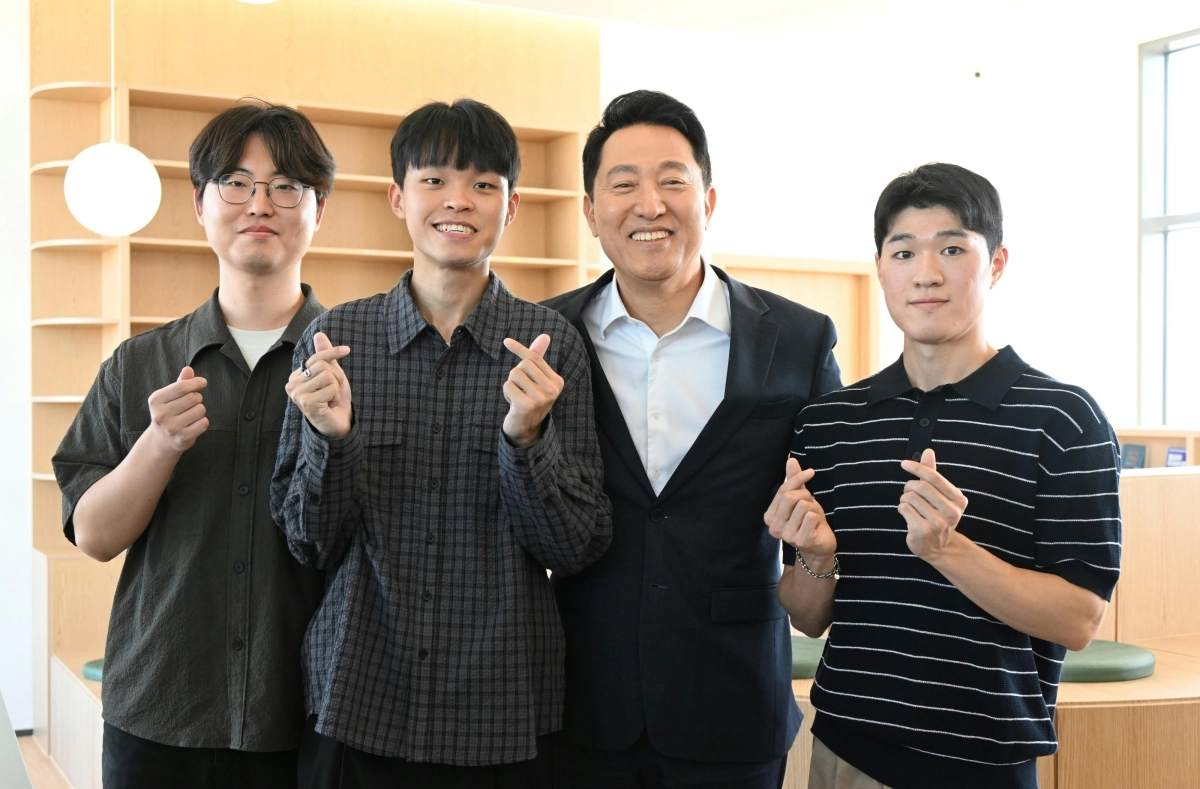 오세훈(왼쪽 세 번째) 서울시장이 12일 개봉동 청년안심주택 ‘세이지움’에서 입주청년들과 간담회를 한 후 기념 촬영을 하고 있다. 서울시 제공