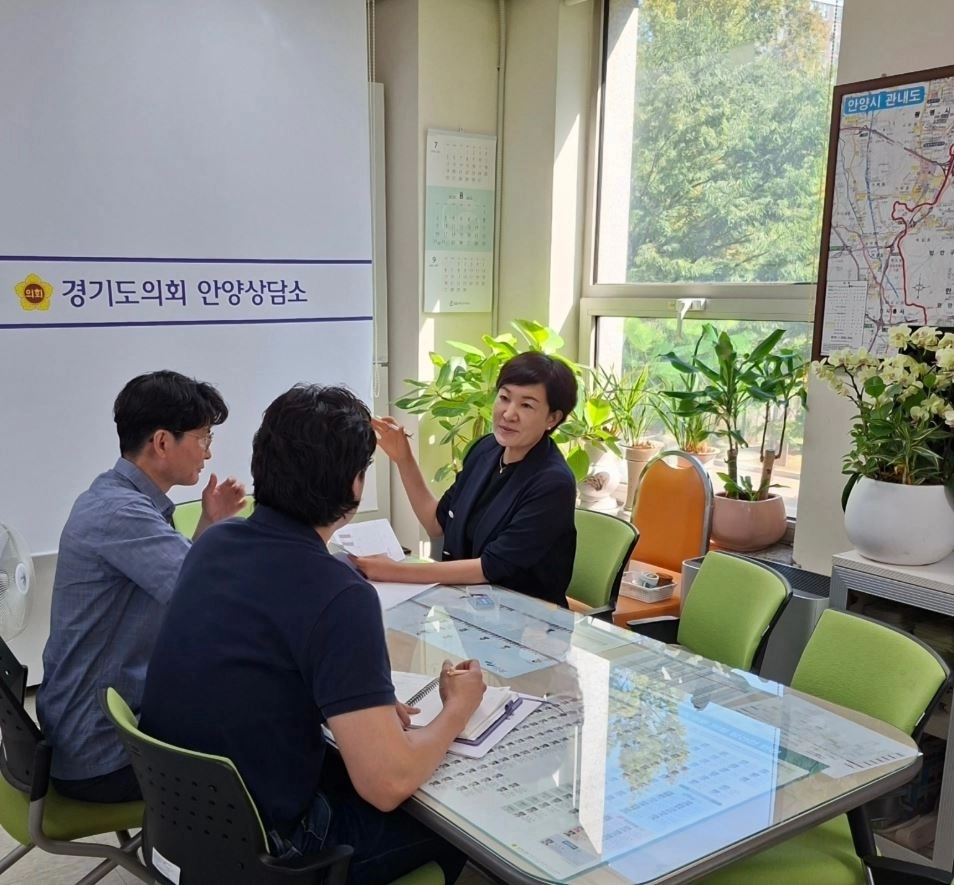 ▲ 12일 의회 안양상담소에서 안양시 주차정책 담당 관계자 등과 함께 면담을 갖은 이채명 의원(사진=경기도의회)