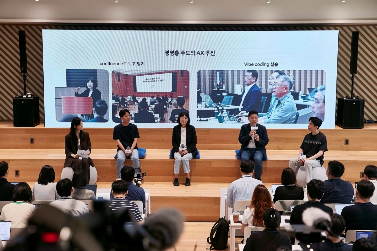 진은숙(왼쪽 세 번째) 현대차·기아 ICT담당 사장 등이 12일 서울 서초구 현대차그룹 양재 본사에서 열린 ‘AX 성과 발표회’에서 발언하고 있다. 사진 왼쪽 두 번째부터 장영석 책임매니저, 진 사장, 이상홍 상무, 서창윤 책임매니저. 현대차그룹 제공