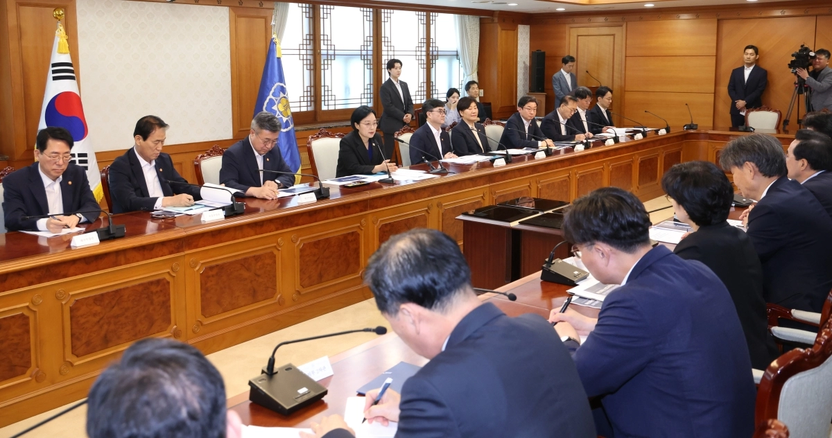 한성숙 국무총리(윗줄 왼쪽에서 네 번째)가 12일 정부서울청사에서 대한민국 2045 전략수립위원회 2차 회의를 주재하고 있다. 뉴시스