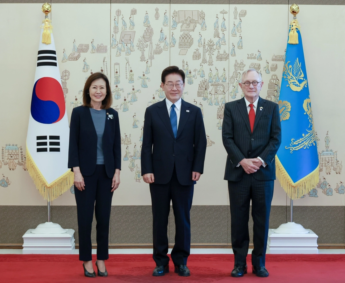 李대통령, 스틸 美대사와 첫인사