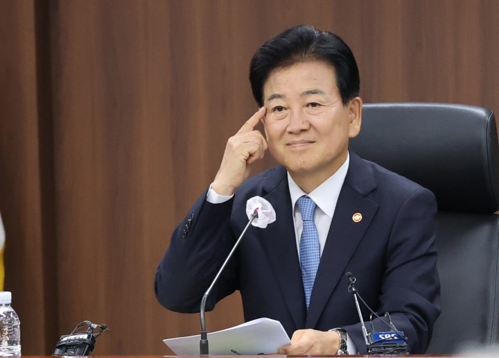 정동영 통일부 장관이 5일 서울 종로구 정부서울청사에서 업무보고 사전브리핑을 하고 있다. 연합뉴스