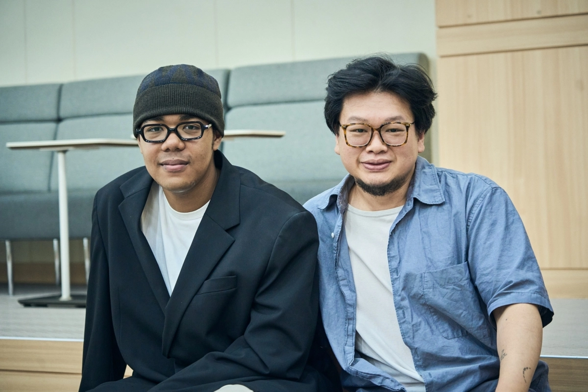 클래식, 국악 등 장르를 넘나들며 자신의 곡을 써온 작곡가 이하느리(왼쪽)가 음악에 연출까지 맡은 첫 음악극  ‘그렇게 바람이 불었고 나는 두 형을 먹었다’를 앞두고 11일 서울 세종문화회관에서 기자들과 만났다. “동화를 비틀어보고 싶다”는 그에게 조각가 양정욱(오른쪽)이 ‘아기돼지 삼형제’의 여러 판본 중 잔혹한 결말이 있는 이야기를 건네면서 음악극으로 확장됐다. 세종문화회관 제공