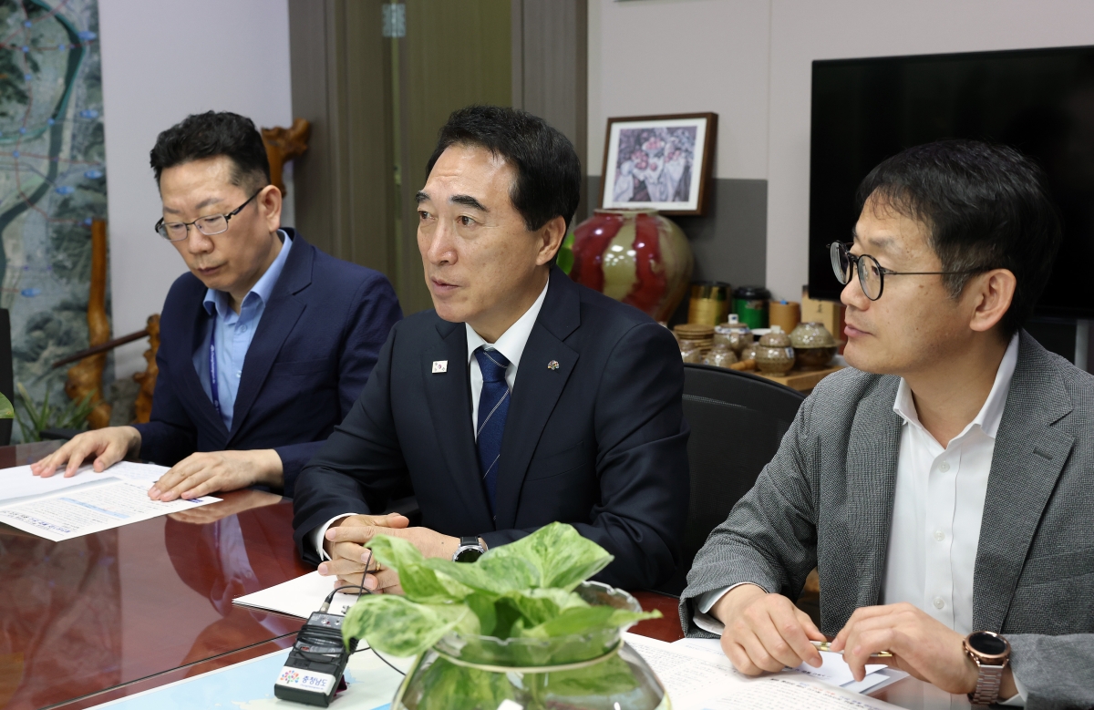 박수현(가운데) 충남지사가 지난달 20일 국회를 찾아 김정호 기후에너지환경노동위원장과의 면담에서 발전공기업 통합 본사의 충남 설치 당위성을 설명하고 있다. 충남도 제공