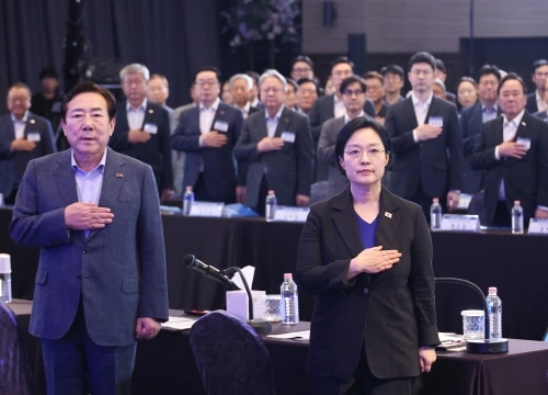 한성숙(오른쪽) 국무총리와 김기문 중소기업중앙회장이 12일 서울 영등포구 중기중앙회에서 열린 ‘중소·벤처·스타트업 규제혁신 대토론회’에서 국민의례를 하고 있다. 연합뉴스