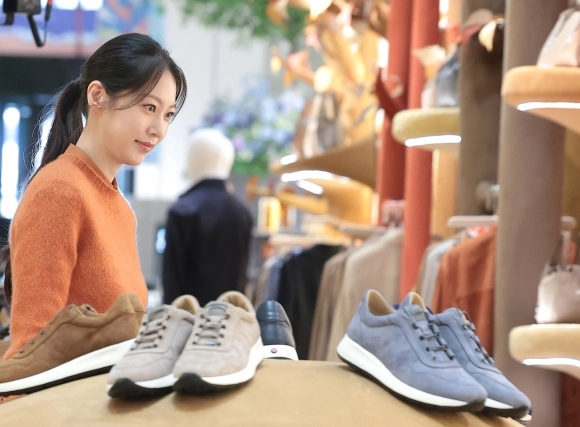 배우 공승연이 12일 오전 서울 강남구 신세계백화점 강남점에서 열린 토즈 ‘아우툰노 이탈리아노’ 팝업 스토어를 방문하고 있다. 2026.8.12.<br>뉴스1