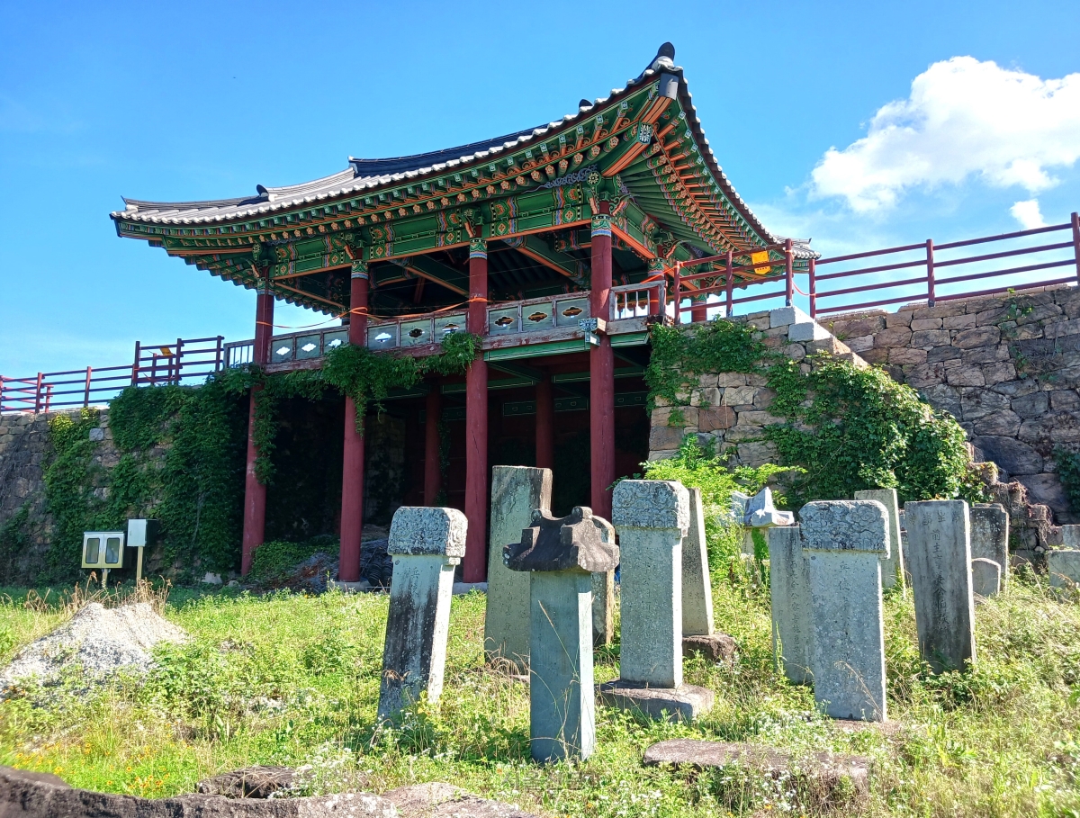 병영성 북문. 흩어져 있던 각종 선정비를 성문 안에 한데 모아 놓았다.