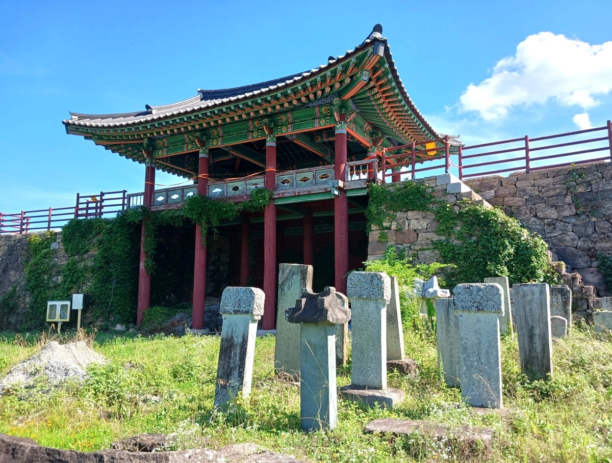 병영성 북문. 흩어져 있던 각종 선정비를 성문 안에 한데 모아 놓았다.