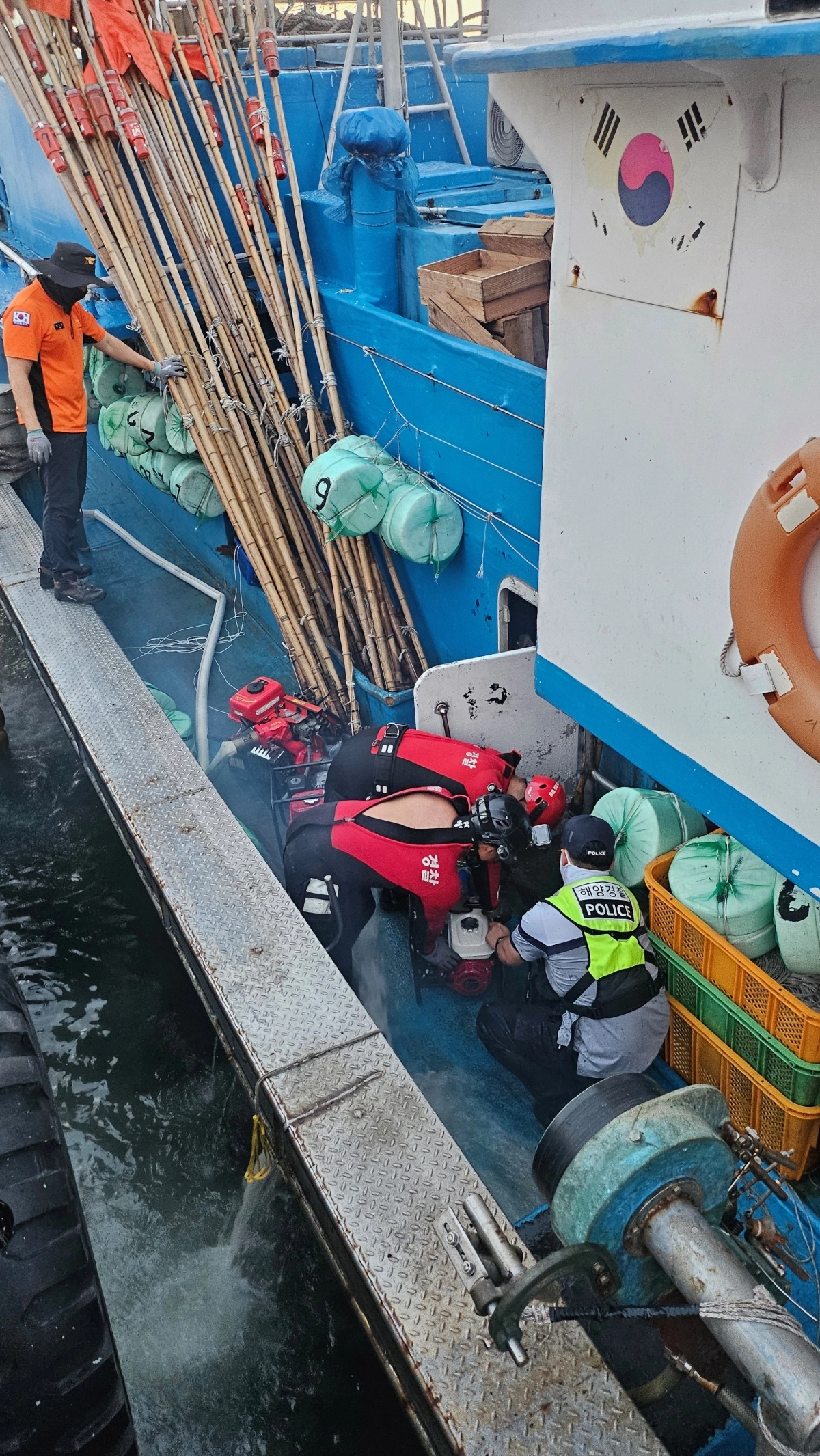 주도 서귀포시 모슬포항 남서쪽 해상에서 어선 2척이 충돌해 1척이 침수되는 사고가 발생해 제주해양특수구조대 등이 침수된 배에 올라 배수작업을 하고 있다. 서귀포해양경찰서 제공