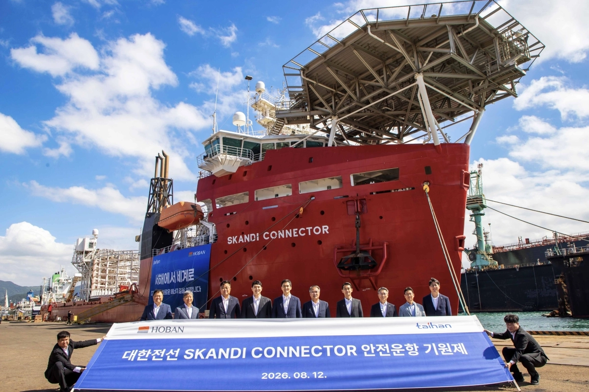 지난 12일 부산 감천항의 오리엔트조선소에서 개최한 해저케이블 CLV(Cable Laying Vessel) 포설선 ‘스칸디 커넥터(Skandi Connector)’호의 안전운항기원제에서 참석자들이 기념촬영을 하고 있다. 대한전선 제공