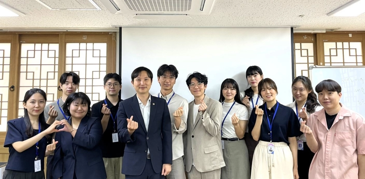 지난 12일 ‘법조인 출신 시의원과의 대화’를 주제로 열린 특강에서 최형규 의원을 비롯한 참석자들이 기념촬영을 하고 있다. 서울시의회 제공