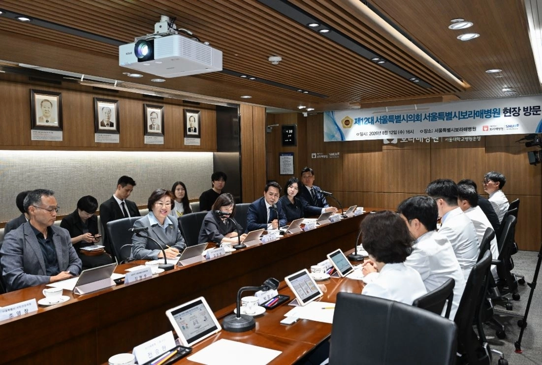 지난 12일 서울시 보라매병원을 찾은 임만균 서울시의회 의장이 의료진에게 감사 인사를 전하고 있다. 서울시의회 제공