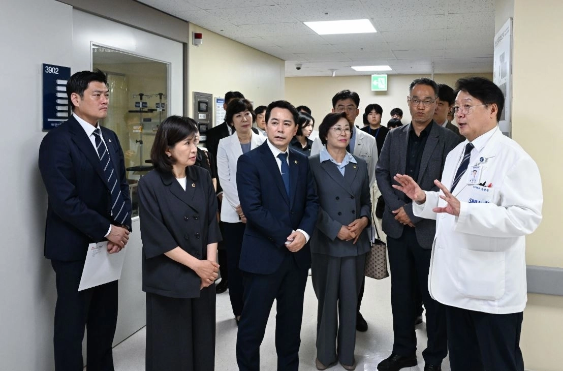 지난 12일 서울시 보라매병원을 찾은 임만균 서울시의회 의장이 병원 시설을 둘러보고 있다. 서울시의회 제공