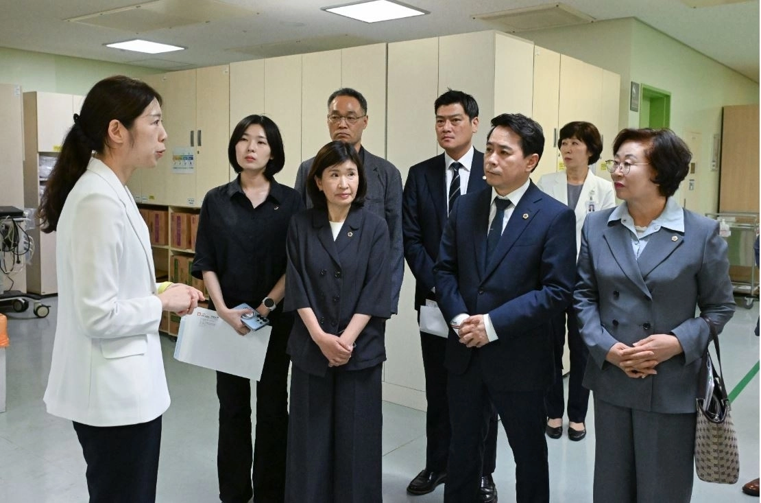 지난 12일 서울시 보라매병원을 찾은 임만균 서울시의회 의장이 병원 시설을 둘러보고 있다. 서울시의회 제공