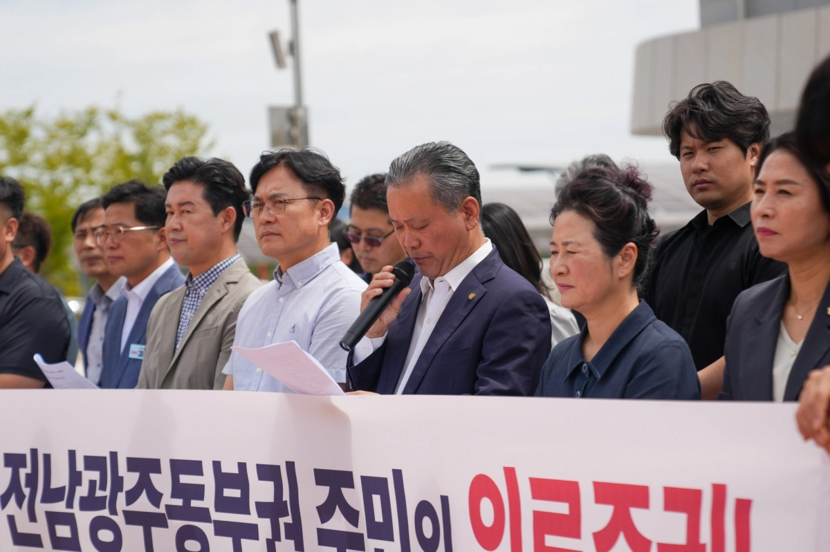 김석배 전남광주 동부권 범시민추진위원장이 성명서를 낭독하고 있다.