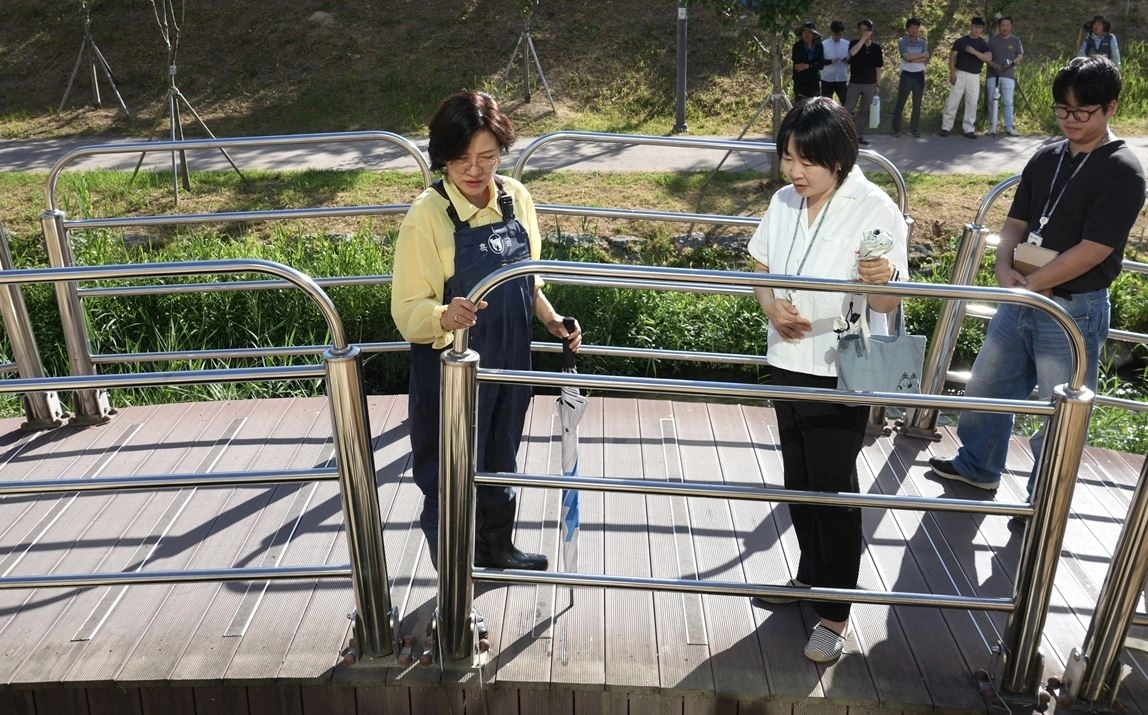 정혜영 도시건설위원장이 수질현황을 확인하고 있다. 하남시의회 제공