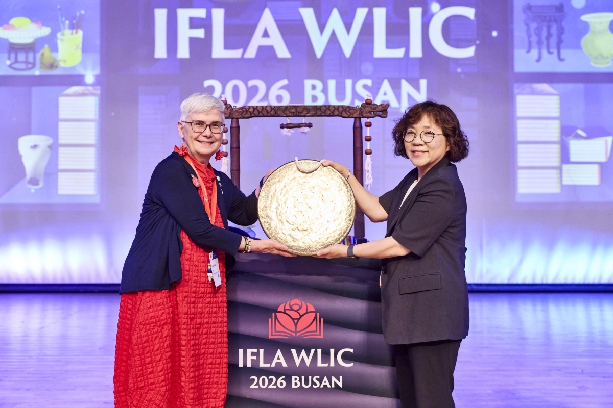 ▲ 2026 부산 WLIC 폐막식에서 레슬리 위어(Leslie Weir) IFLA 회장과 이진우 한국도서관협회 회장이 ‘우정의 징’을 함께 들고 포즈를 취하고 있다. (사진=2026 부산 WLIC 국가위원회)