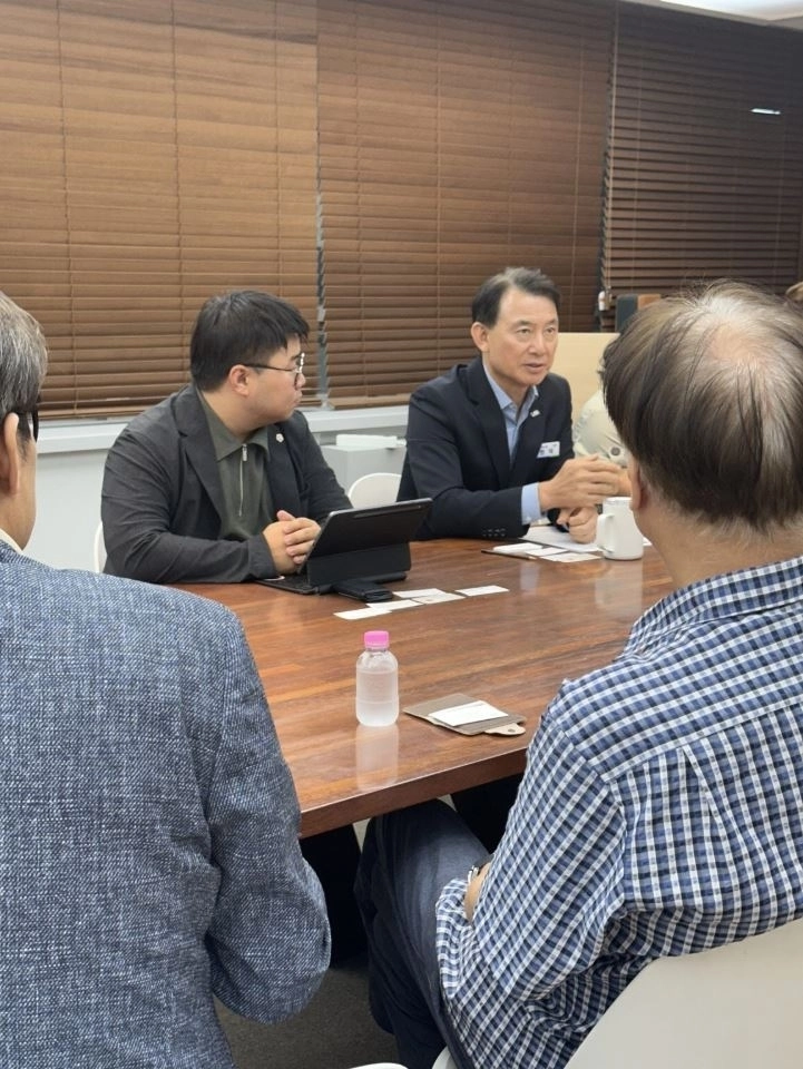 ▲ 지난 12일 남양주시청 목민방에서 열린 ‘남양주시 민주시민교육 및 노동인권교육 활성화 방안’ 간담회에 참석한 유호준 의원(사진=경기도의회)