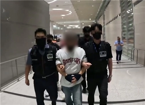 송환되는 노쇼 사기 피의자. 인천 연수경찰서 제공