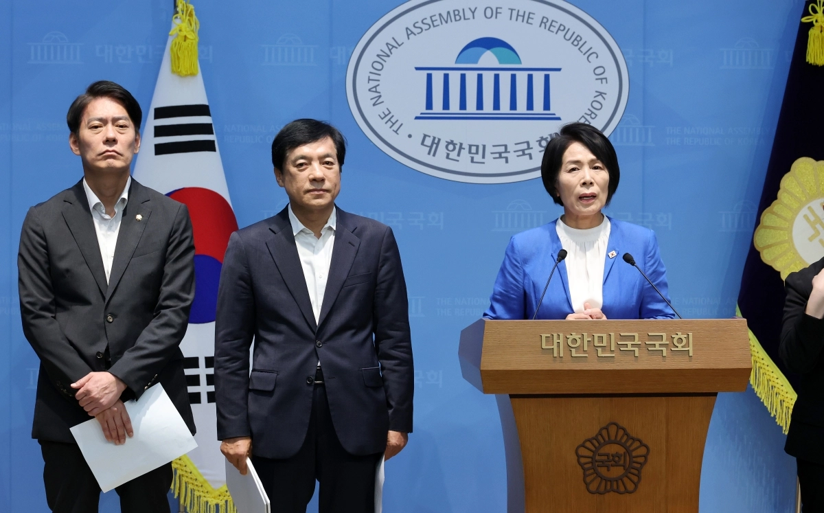 더불어민주당 최고위원 후보인 최민희·이성윤 ·한민수 의원(오른쪽부터)이 13일 국회 소통관에서 기자회견을 열고 김민석 당 대표 후보를 둘러싼 의혹에 대한 해명을 촉구하고 있다. 연합뉴스