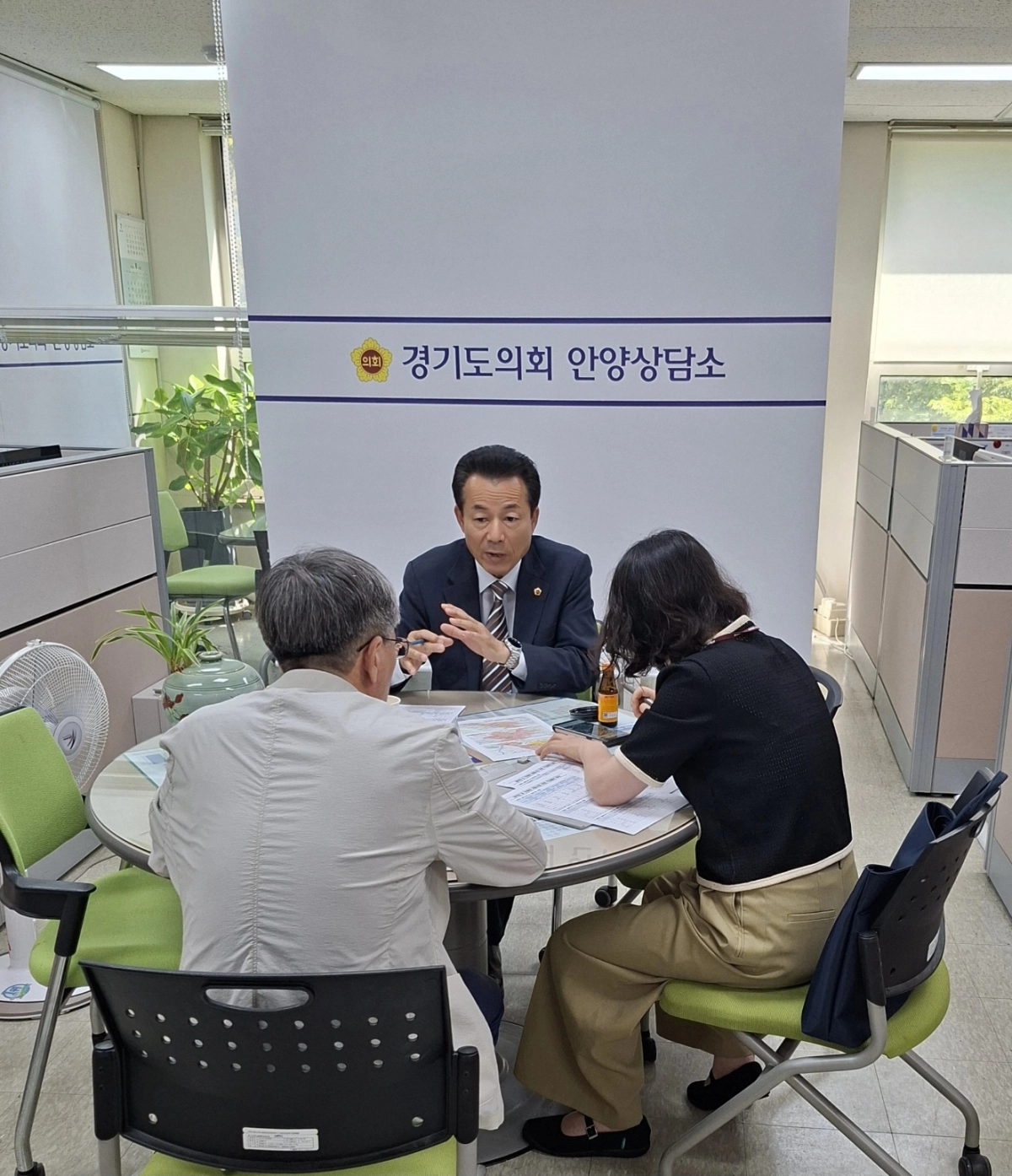 ▲김성수 교육행정위원장이 12일 안양상담소에서 안양과천교육지원청 관계자들로부터 명학동 및 안양동 개발사업에 따른 학생배치 대책을 보고받고 있다. (사진=경기도의회)