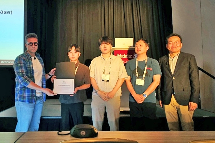 전상훈 교수 연구팀과 김휘강 교수 연구팀이 ‘USENIX VehicleSec 2026’에서 최우수 아티팩트상을 받고 있다. 국민대 제공
