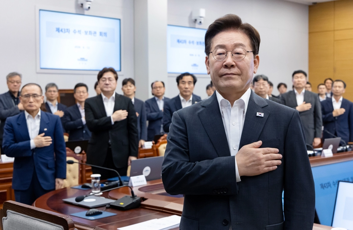 이재명 대통령이 13일 청와대에서 열린 수석보좌관회의에서 국민의례를 하고 있다. 2026.8.13 연합뉴스