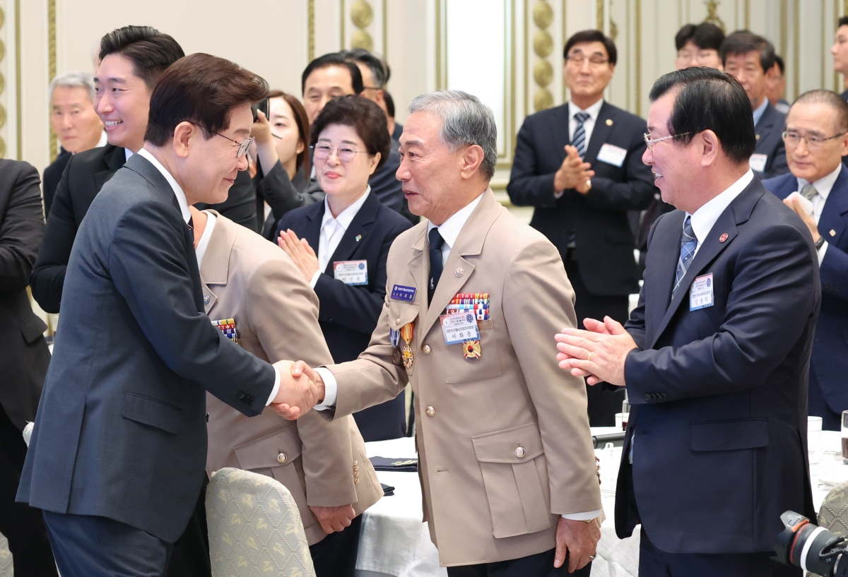 참석자와 인사하는 이재명 대통령