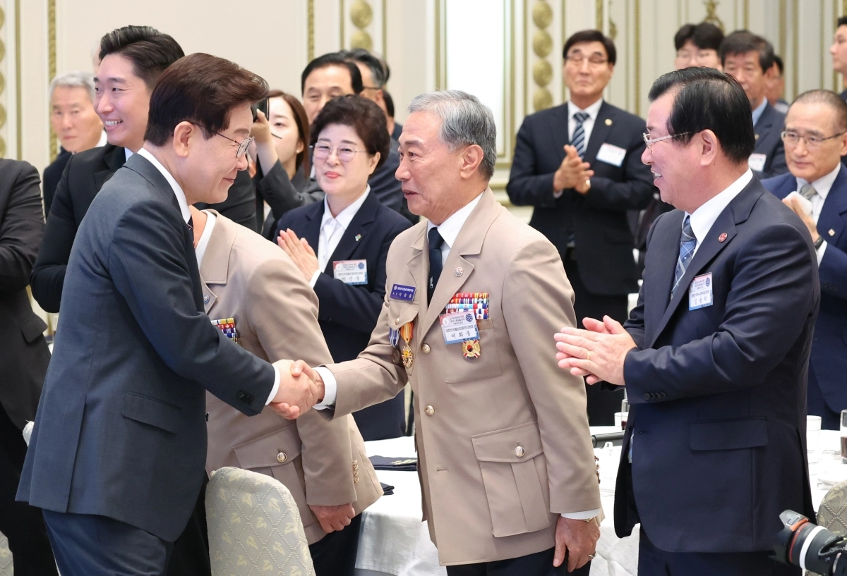 참석자와 인사하는 이재명 대통령