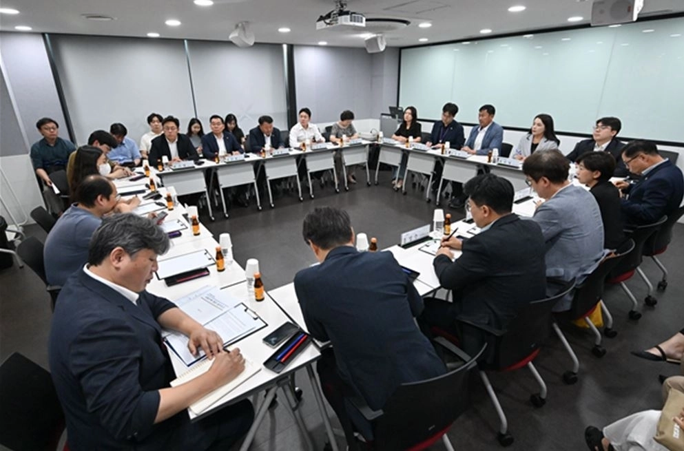 이날 사업장 운영 현황과 보증금 반환 진행 상황을 확인하고, 입주민과 면담을 실시한 서울시의회 주택공간위원회(위원장 박승진). 서울시의회 제공