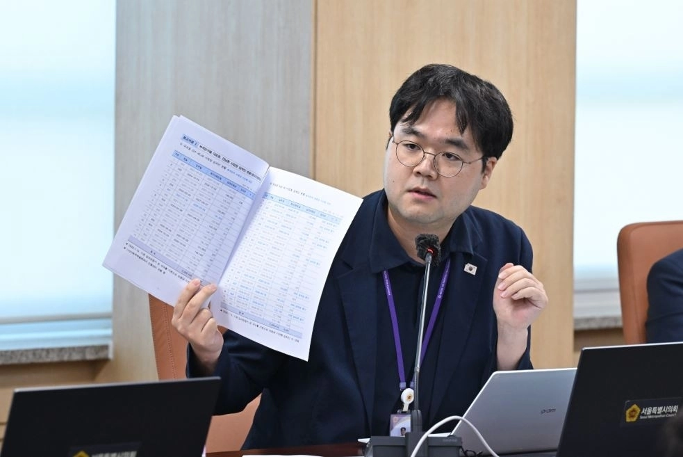 제338회 임시회 폐회중 제2차 주택공간위원회 회의 중 질의하는 박이강 의원. 서울시의회  제공