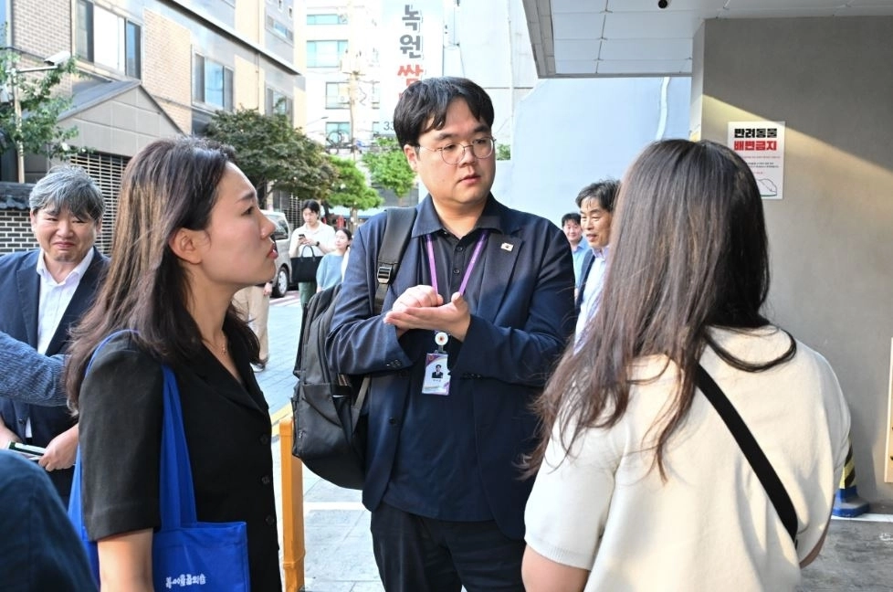 보증금 미반환 사회주택 세입자와 면담(마포구 연남동)하는 박이강 의원. 서울시의회 제공