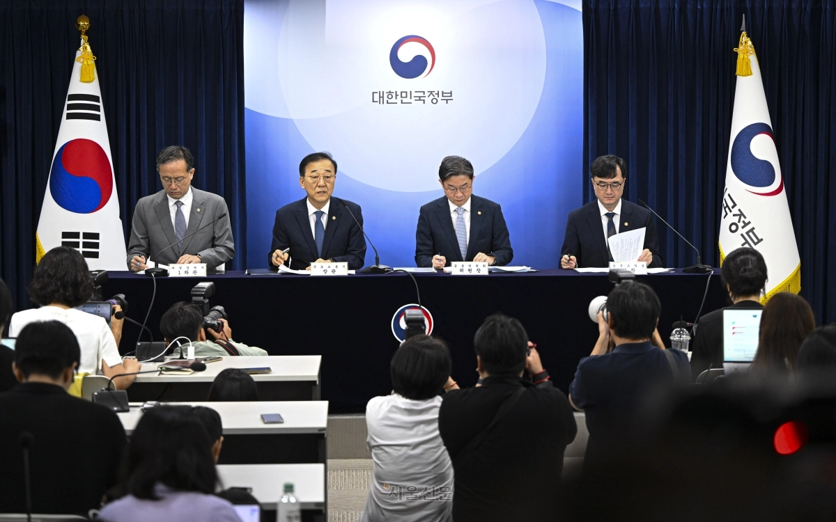 김윤덕(왼쪽 두 번째) 국토교통부 장관이 13일 서울 종로구 정부서울청사에서 전월세 및 매매시장 안정을 위한 주택 신속공급 방안 및 부동산 시장 안정을 위한 금융 종합대책 브리핑을 하고 있다. 2026.8.13 이지훈 기자