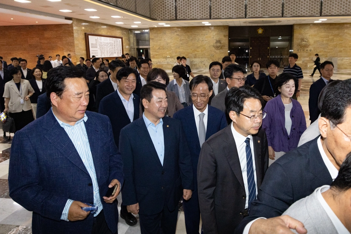 의원총회 참석하는 민주당 의원들