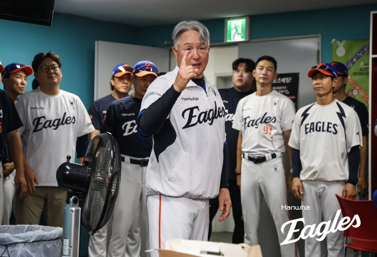김경문 한화 감독(가운데)이 경기를 앞두고 선수들을 독려하고 있다.     한화 이글스 제공